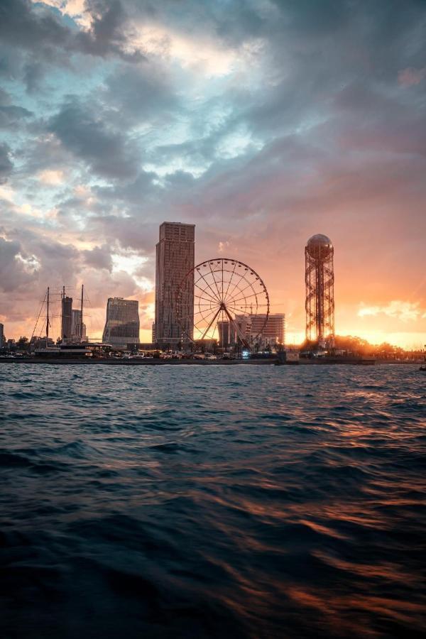 Orbi City Hub Apartments Batumi Bagian luar foto